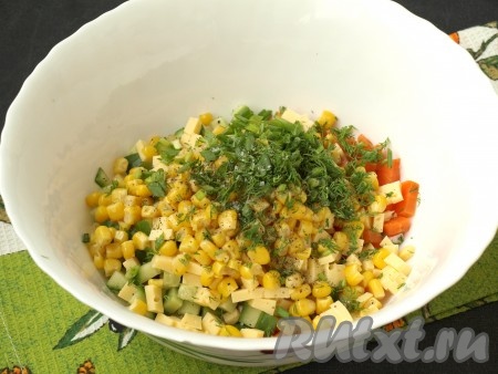 Мелко нарезанные укроп и зелёный лук, консервированную кукурузу без жидкости, соль и перец добавить в салат.
