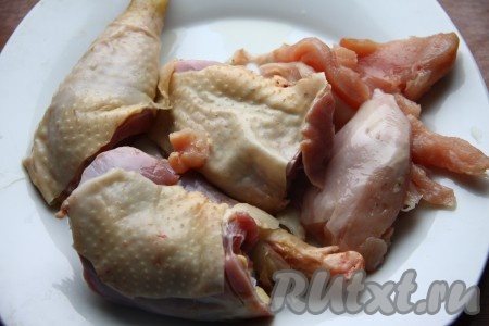 Курицу нарезать на порционные кусочки, посолить и поперчить.