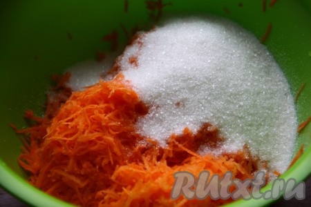 Очищенную морковь натереть на мелкой терке, смешать с сахаром, ванильным сахаром и солью.
