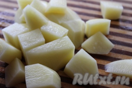Картофель вымыть, очистить от кожуры и нарезать кубиками.
