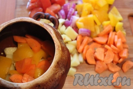 В произвольном порядке выложить в горшочек нарезанные картофель, болгарский перец, помидор, лук и морковь.
