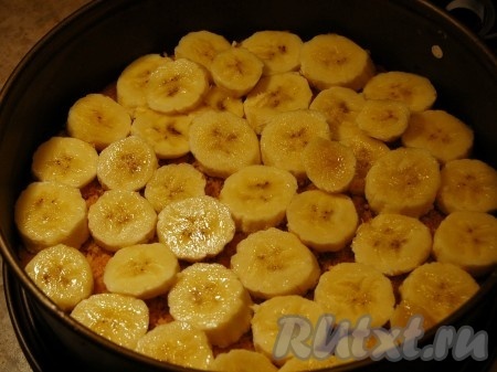 Нарезать бананы и уложить их поверх слоя печенья с маслом.
