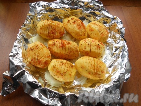 Выложить картофель в форму поверх лука.
