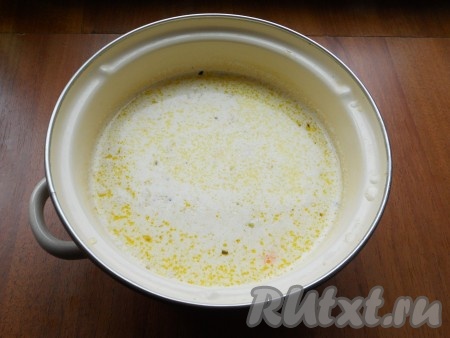 Сливки нагреть и влить в суп. Довести сливочно-сырный суп до кипения, выключить газ, добавить сливочное масло, перемешать. Накрыть кастрюлю крышкой и дать супу настояться минут 10.
