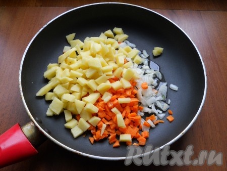 Картофель очистить, нарезать небольшими кубиками, добавить в сковороду к луку и моркови.