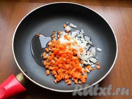 Лук нарезать мелко, морковь - маленькими кубиками, выложить на сковороду, влить растительное масло.