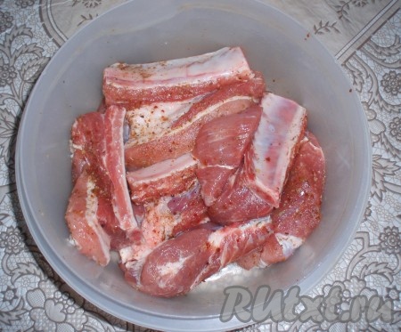 Ребрышки вымыть, нарезать порционными кусками, посолить, поперчить, всыпать специи по вкусу и желанию. Оставить на 2 часа, чтобы мясо промариновалось.