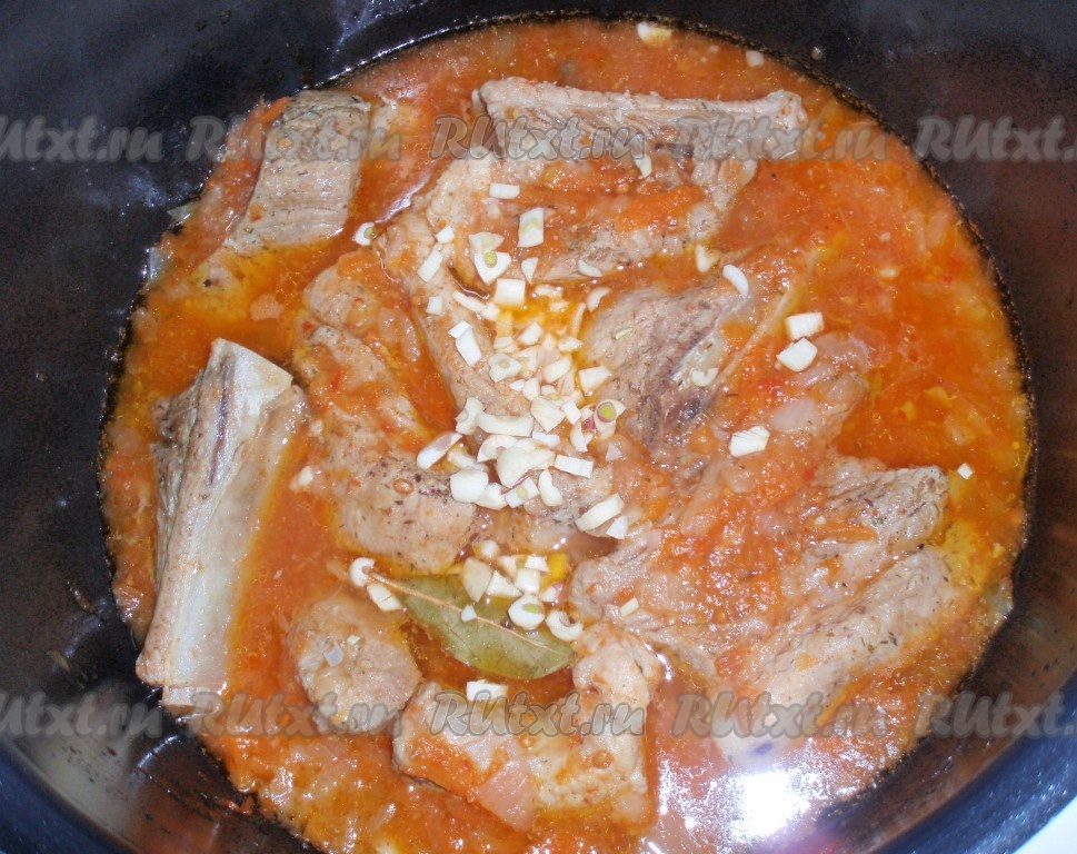Свиные ребрышки в томатном соусе в мультиварке - 7 пошаговых фото в рецепте