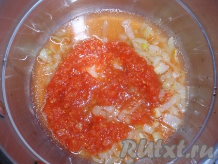 Переложить лук в кастрюльку, пригодную для тушения. Подлить полстакана воды, добавить томатный соус, соль, перец, довести до кипения.
