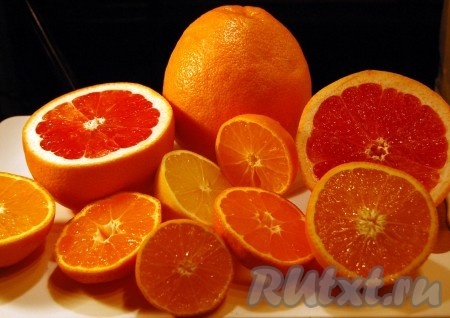 Приготовим фрукты. У меня были лимоны и апельсины без цедры (цедра ушла на выпечку), грейпфруты и  гранат.
