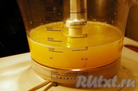 Сначала приготовим лимонный сорбет. Для этого выжмем сок из лимонов.