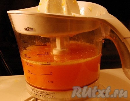 Теперь займемся сорбетом из апельсинов. Выжмем сок из апельсинов.