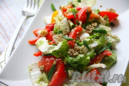 Перемешать и подать сочный, яркий, вкусный, пикантный овощной салат с ореховой заправкой к столу.
