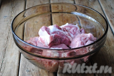 Мясо нарезать на порционные кусочки размером 5х5 см и сложить в миску. 
