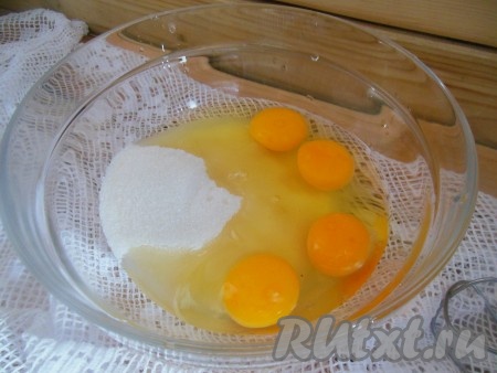 В отдельную миску всыпьте сахар, добавьте яйца.