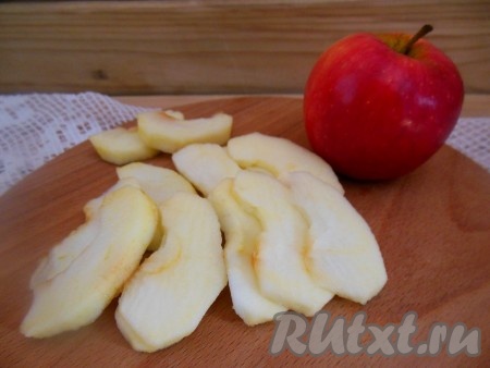 Яблоки очистите от кожуры и семян, разрежьте на дольки. На этом этапе можно смешать дольки яблок с корицей и ванильным сахаром или можно посыпать яблоки после раскладывания их на тесто.