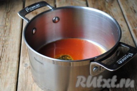 В кастрюлю влить томатный сок и растительное масло. Отправить кастрюлю на огонь. 