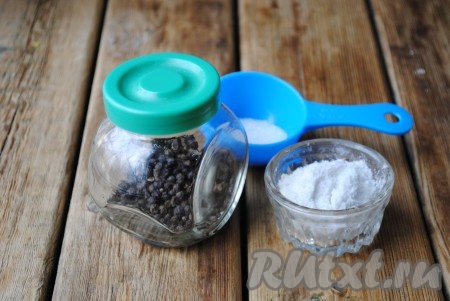 Воду вскипятить, добавить 1 столовую ложку соли, сахар и чёрный (или душистый) перец горошком. 