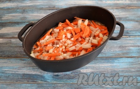 Выложить лук с морковью к мясу и залить водой.
