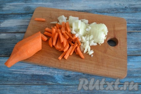 Лук нарезать кубиками, а морковь - соломкой.
