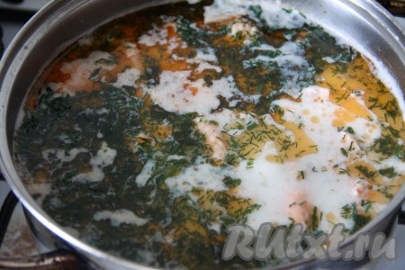 В самом конце в молочно-рыбный суп добавить соль, перец и мелко рубленную зелень.
