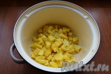 Картофель очистить и нарезать кубиками в кастрюлю, залить водой, довести до кипения. Воду посолить по вкусу и варить картошку до готовности на небольшом огне (20-25 минут).
