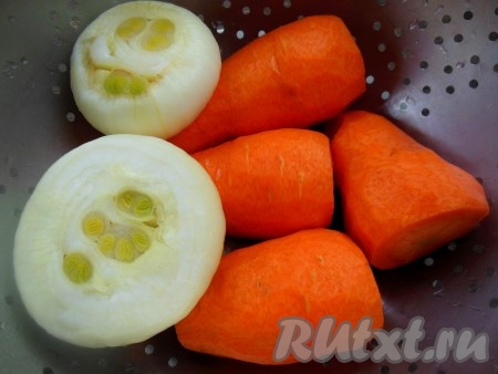 Для приготовления томатной заправки очистите лук и морковь.
