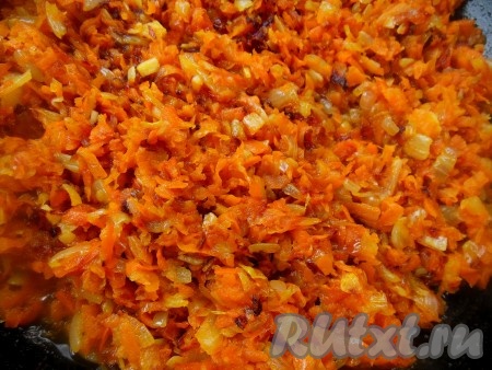 Обжарьте на сковороде с добавлением растительного масла лук и морковь до румяного цвета, иногда помешивая.
