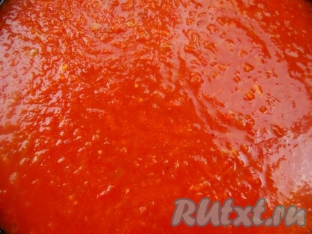 Добавьте к обжаренным овощам томатный сок, сахар, соль по вкусу, доведите томатную заправку до кипения и уберите с огня.
