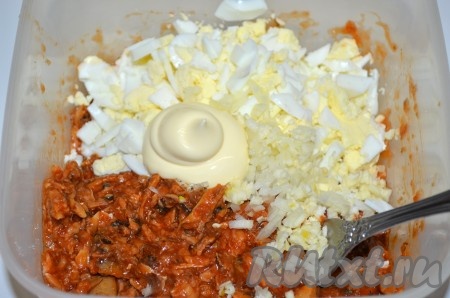 Майонез, лук и чеснок добавить в миску с килькой в томатном соусе и яйцами, посолить и поперчить по вкусу, перемешать и начинка для бутербродов готова.
