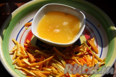 С апельсина снять цедру (без белой части) и выдавить сок. Цедру нарезать тонкими слайсами (тонкими полосками).
