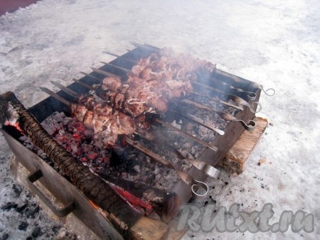 Затем свинину, маринованную в кефире с базиликом, посолить, нанизать на шампуры и жарить шашлык на хорошо разогретых углях на мангале (следите, чтобы не было открытого огня), регулярно переворачивая и следя, чтобы мясо не подгорело.

