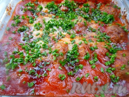 При желании котлеты в томатном соусе, приготовленные в духовке, можно посыпать мелко нарезанной свежей зеленью (зелёным луком, шнитт-луком, укропом или петрушкой).
