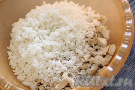  Соединить готовое филе и рис, всё посолить по вкусу и перемешать.