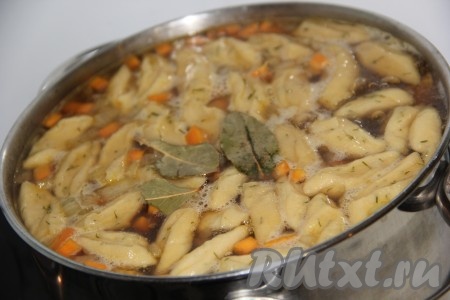 В грибной суп добавить кусочки теста, приправу, лавровые листья, посолить по вкусу. Варить суп с клецками 10 минут. Снять с плиты и дать настояться под крышкой в течение 15 минут. 
