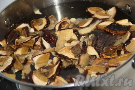 Если Вы готовите с лесными свежими грибами, их нужно очистить. Промыть грибы (свежие или сушеные) под проточной водой. Затем свежие грибы (лесные или шампиньоны) нужно нарезать. Залить грибы холодной водой и поставить на огонь. Сушеные и лесные грибы варить на небольшом огне минут 45 с момента закипания. Если готовите суп с шампиньонами, их варить минут 15 с момента закипания.
