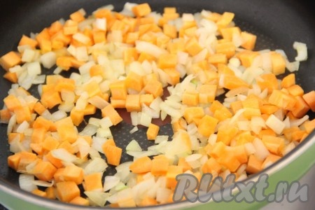 Затем добавить морковь и обжарить в течение 5-7 минут, помешивая.
