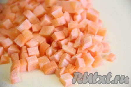 Морковь очистить и нарезать мелкими кубиками. По желанию можно натереть морковь на тёрке.
