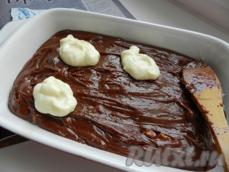 Выложить шоколадное тесто в форму для выпечки. Небольшими порциями добавлять творожную массу.