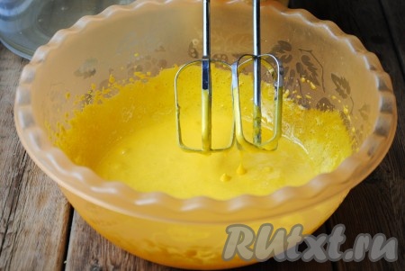 В желтки всыпать 0,5 стакана сахара и взбить миксером до побеления массы. 

