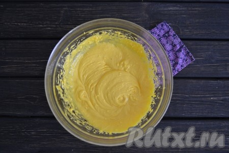 С помощью миксера или вручную взбить желтки с сахаром в однородную массу.
