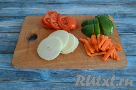 Лук и морковь очистить. Из болгарского перца удалить семена. Лук и помидор нарезать кольцами, а морковь и перец - соломкой.
