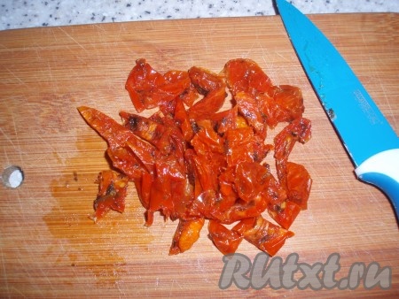 Вяленые помидоры нарезать кусочками, добавить к остальным продуктам.