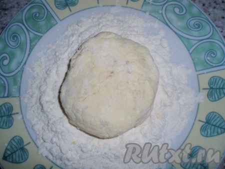 На тарелочку насыпать небольшое количество муки. Ложкой зачерпнуть творожное тесто и сформировать сырники, обкатывая их в муке.