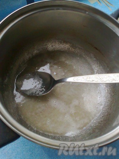 Затем добавляем в сироп подготовленный желатин, тщательно перемешиваем. Доводим до кипения.