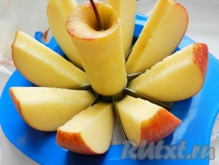 За 1 час до приготовления утку достать из холодильника. Яблоки нарезать крупными дольками, вырезать середину.
