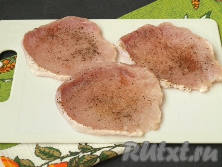 Свинину нарезать на нужное количество порций. Толщина каждого кусочка 7-8 мм. Мясо можно немного отбить с помощью кухонного молоточка, затем посолить и поперчить с двух сторон.