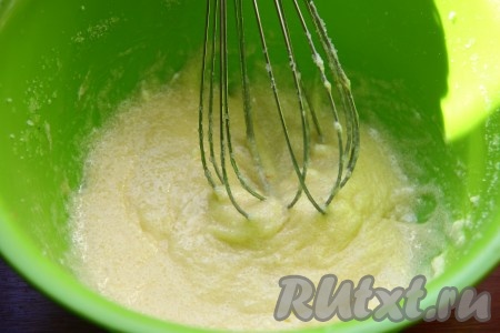 Сливочное масло комнатной температуры взбить с сахаром до однородности. Яйцо слегка взбить и добавить в смесь масла и сахара, перемешать.