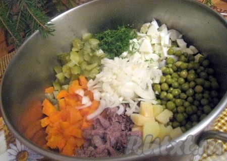 Варёные картофель, морковь и яйца почистить и нарезать на кубики. Солёные огурцы тоже нарезать на кубики. Лук очистить и нарезать тонко. Варёное мясо нарезать на маленькие кусочки, из банки с горошком слить жидкость и взять необходимое количество горошка, укроп порубить без грубых стеблей. В глубокой миске соединить картошку, морковь, яйца, огурчики, лук, мясо, горошек и укроп, хорошо перемешать.
