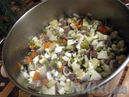 Перед подачей заправить салат "Оливье" майонезом, если нужно, досолить и перемешать.
